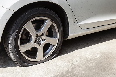 Understanding Flat Tires Caused by Punctures and Preventive Measures for Drivers